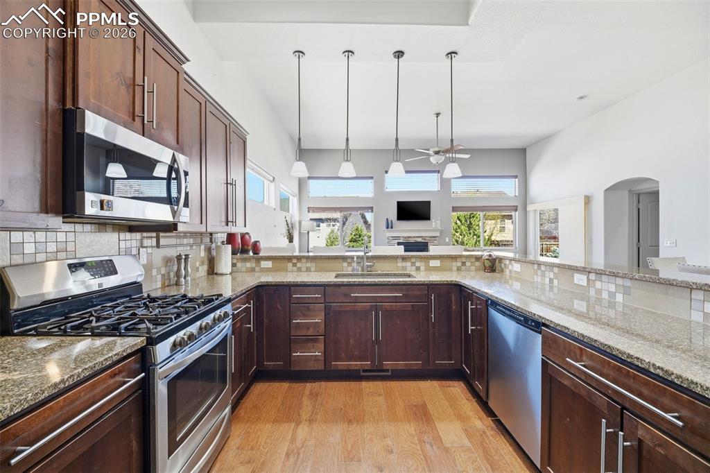 Image 16 of 50: Kitchen