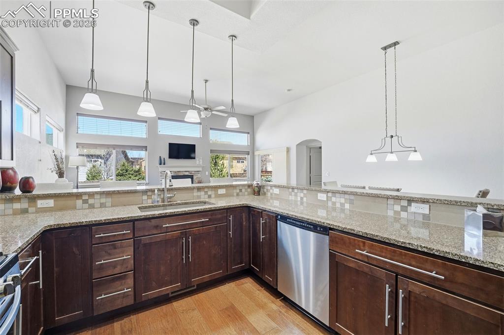 Image 17 of 50: Kitchen