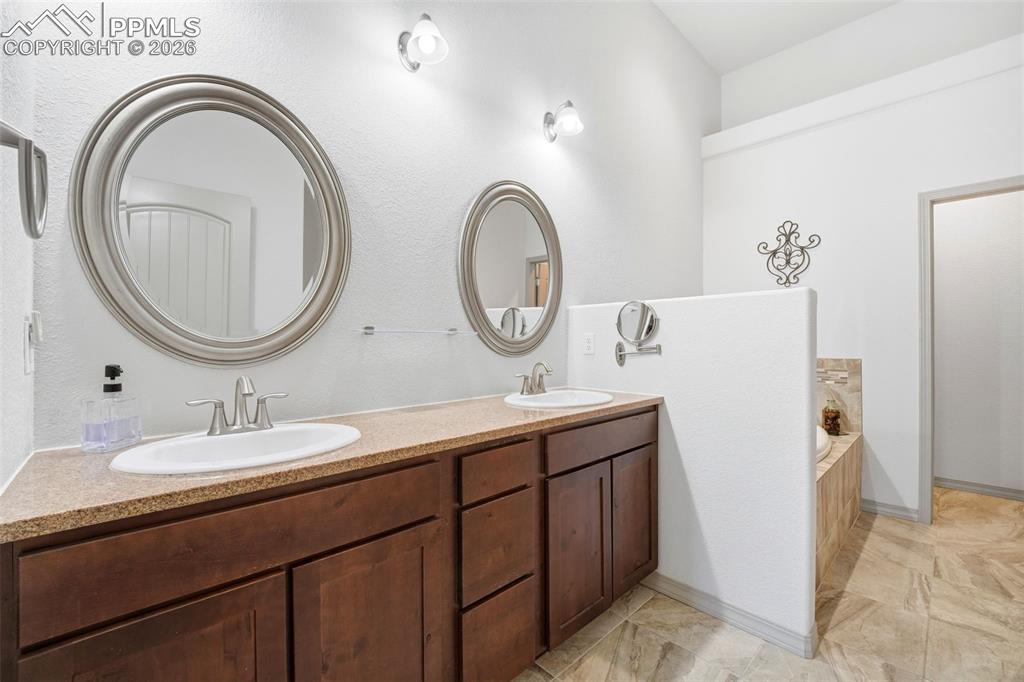 Image 22 of 50: Bathroom