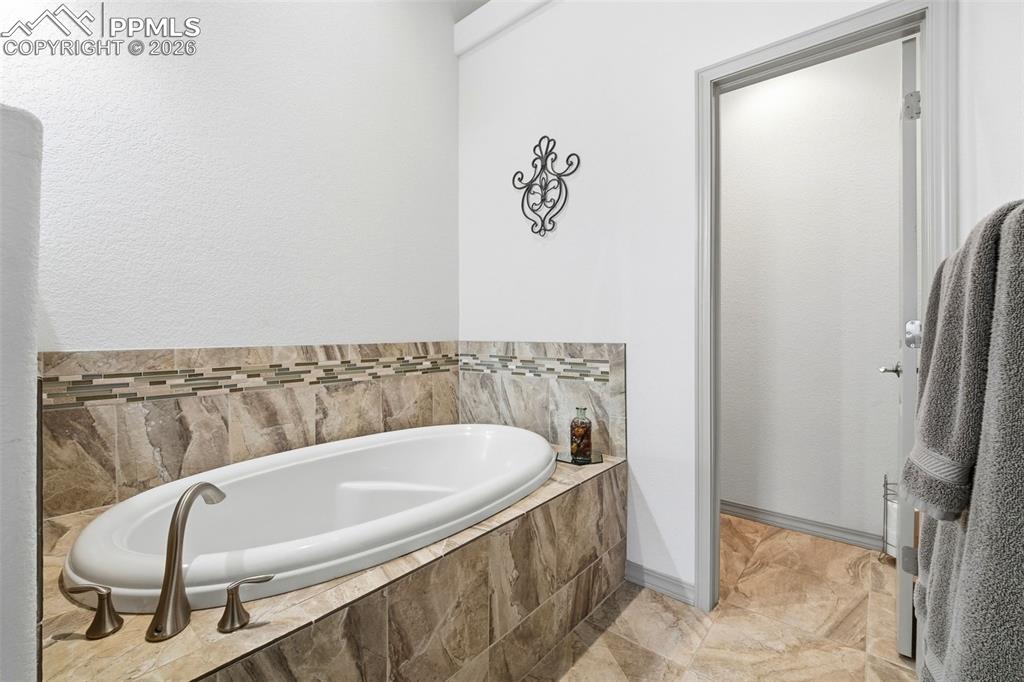 Image 23 of 50: Bathroom