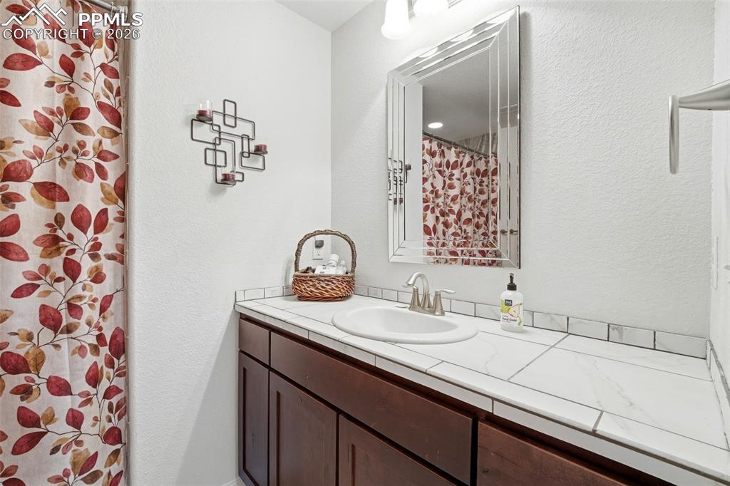 Image 25 of 50: Bathroom