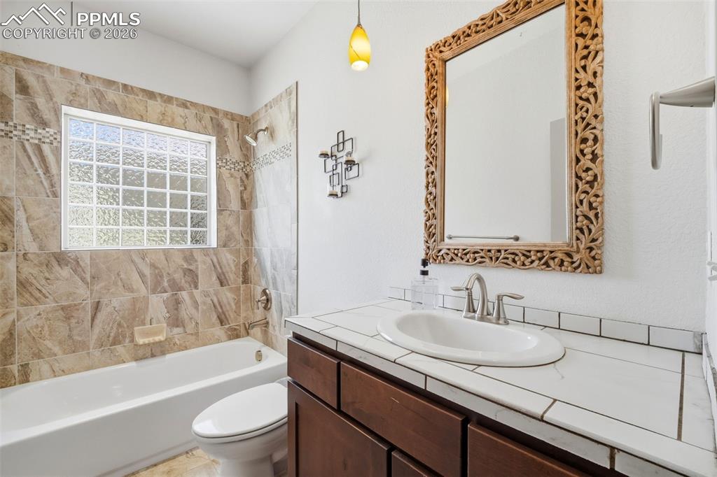 Image 6 of 50: Bathroom