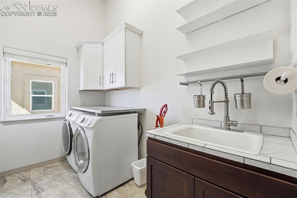 Image 7 of 50: Laundry