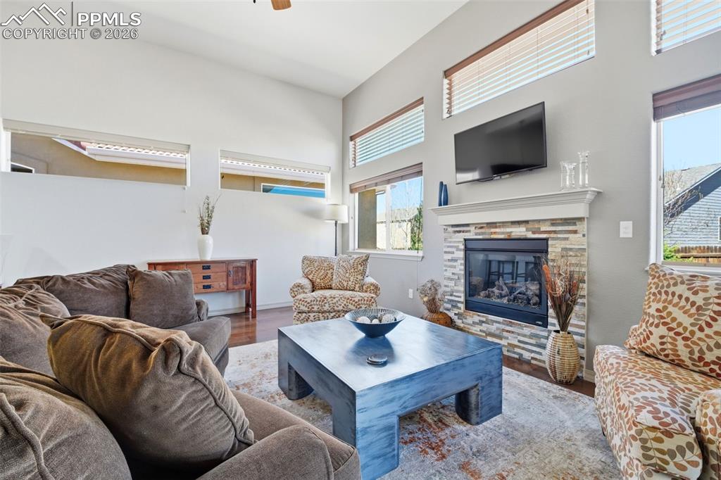 Image 8 of 50: Living Room