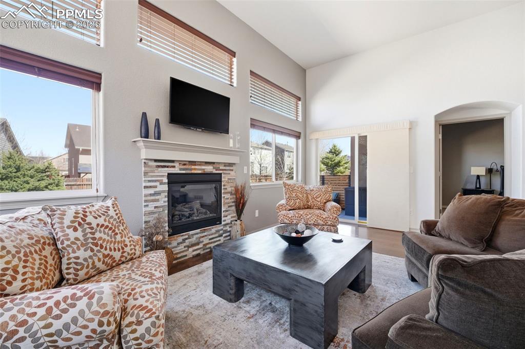 Image 9 of 50: Living Room