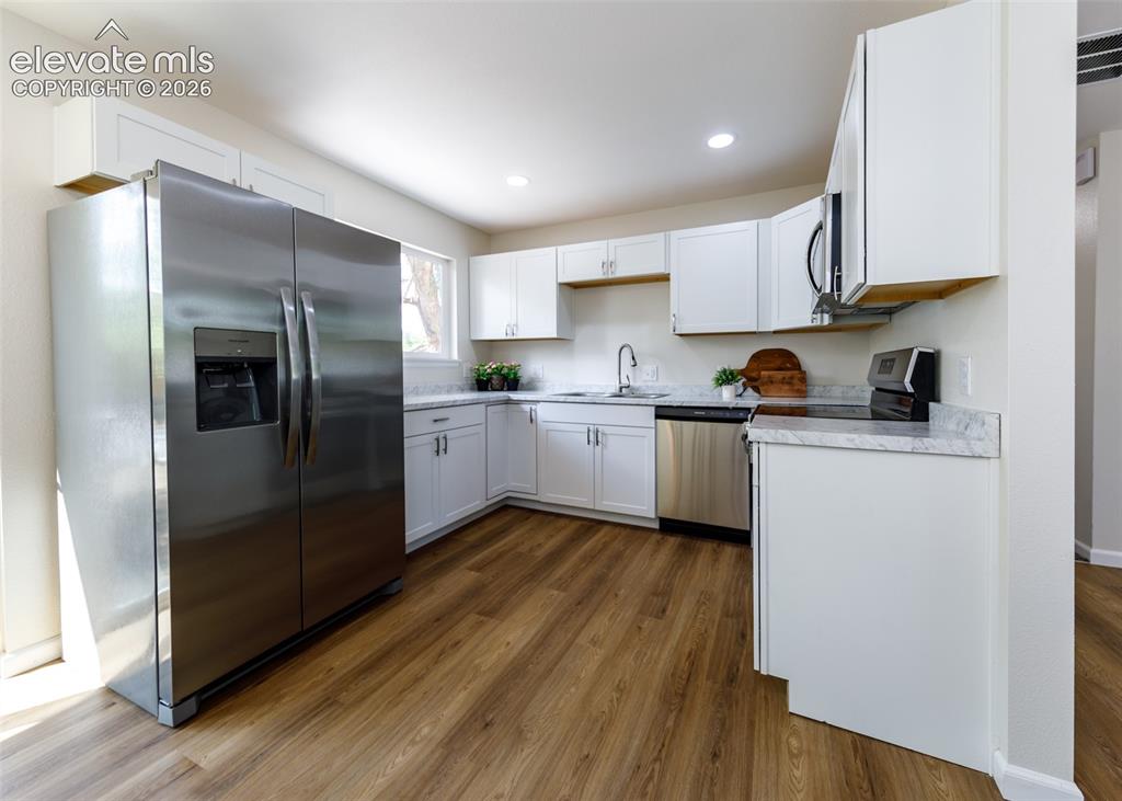 Image 18 of 49: Kitchen