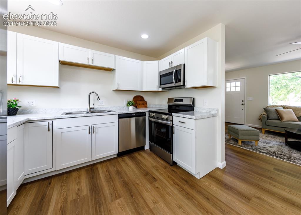 Image 19 of 49: Kitchen