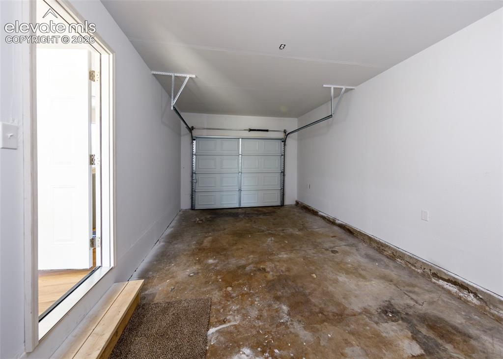 Image 42 of 49: Garage