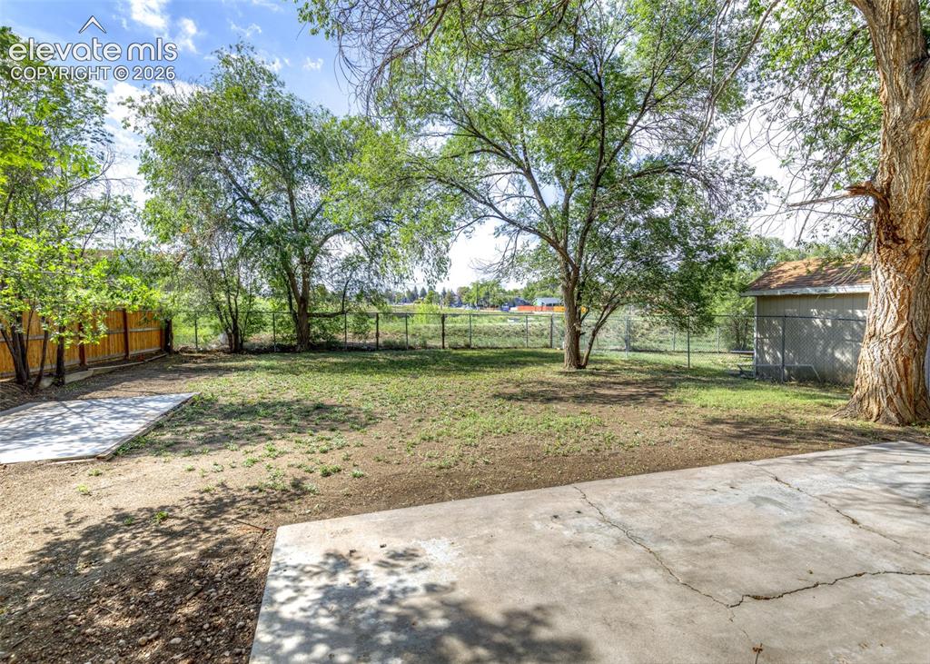 Image 44 of 49: Yard