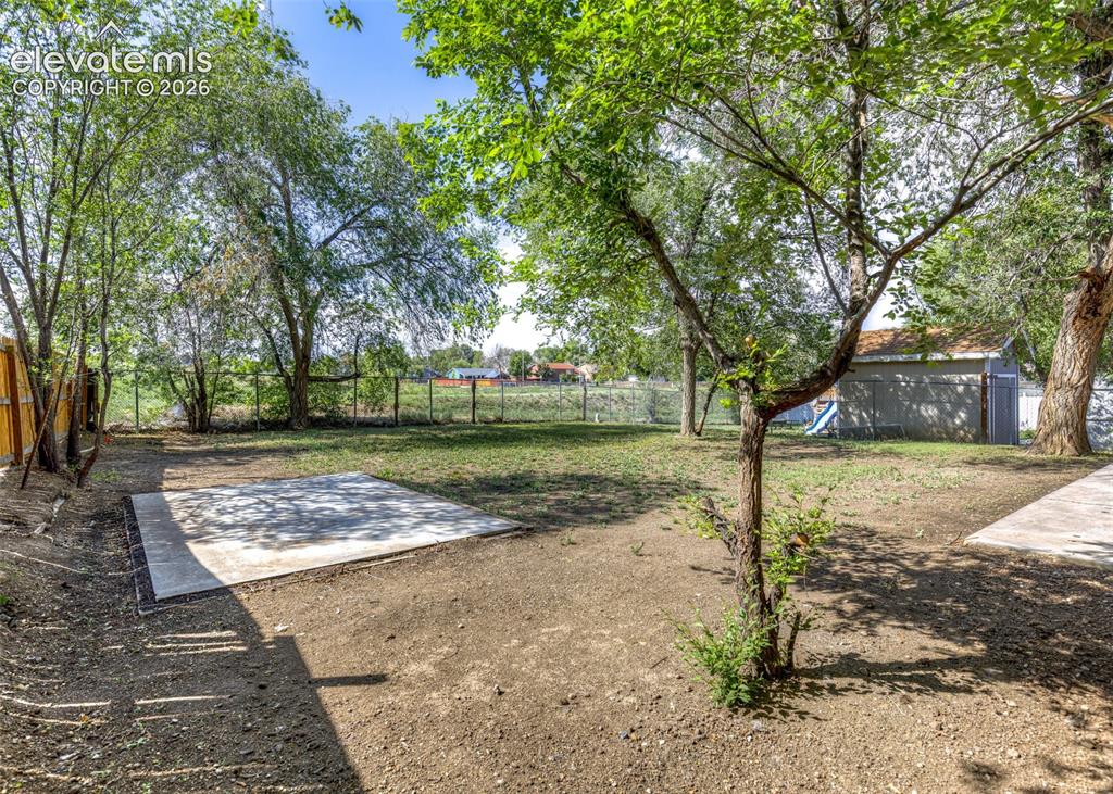 Image 48 of 49: Yard