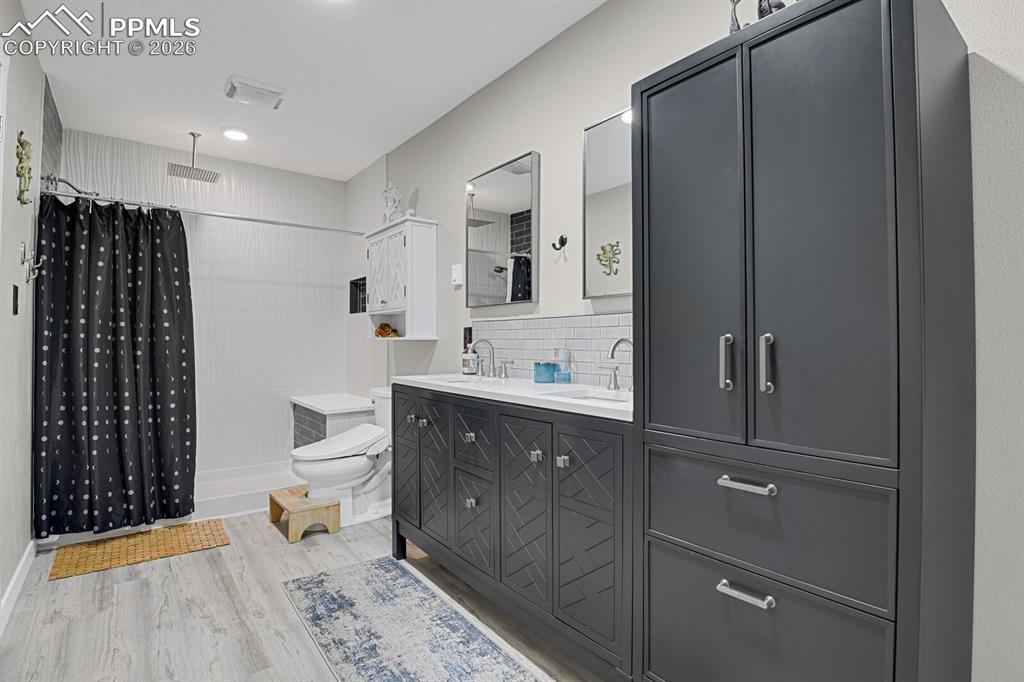 Image 10 of 50: Designer