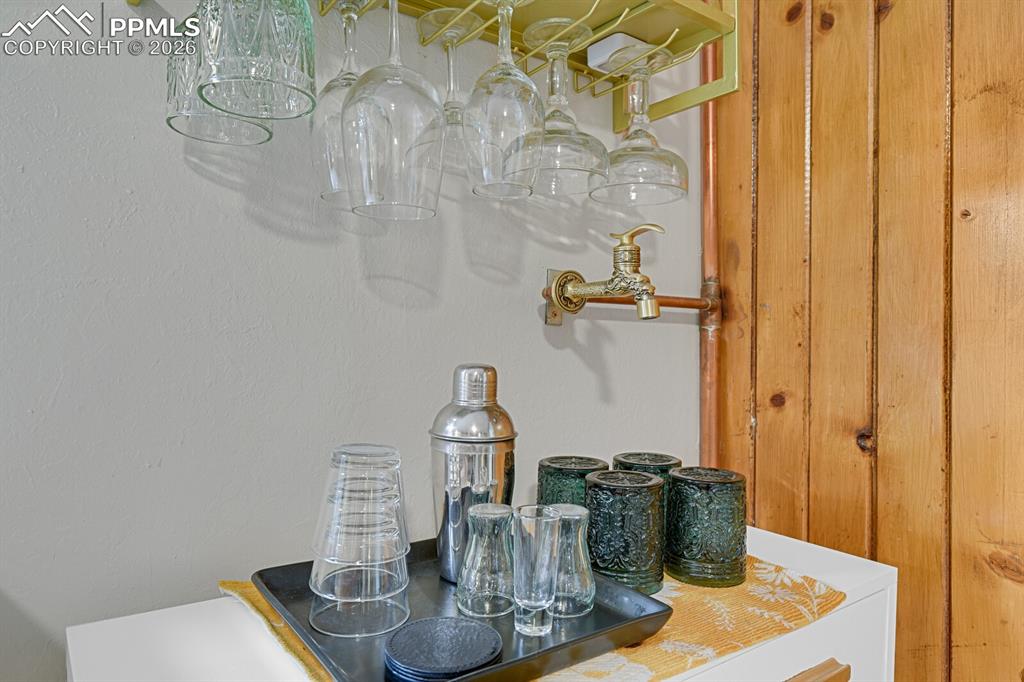 Image 17 of 50: Beverage bar