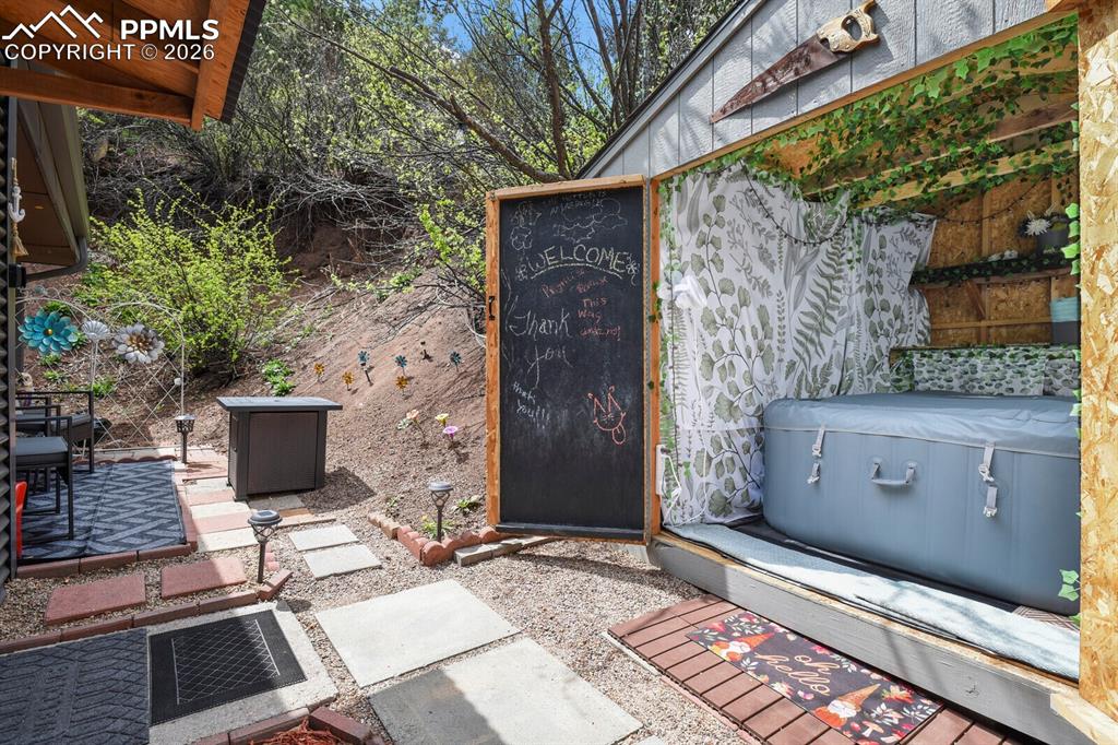 Image 34 of 50: Hit tub