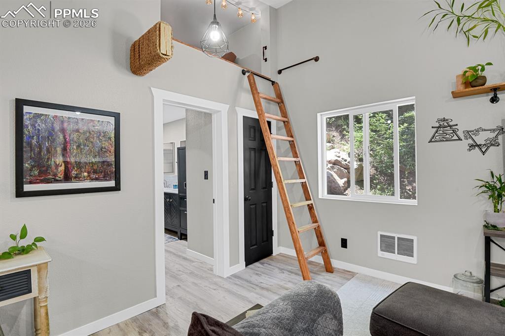 Image 5 of 50: Cozy loft