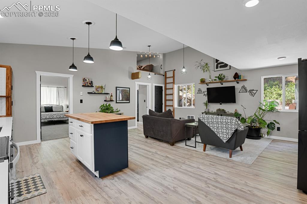 Image 7 of 50: Open concept