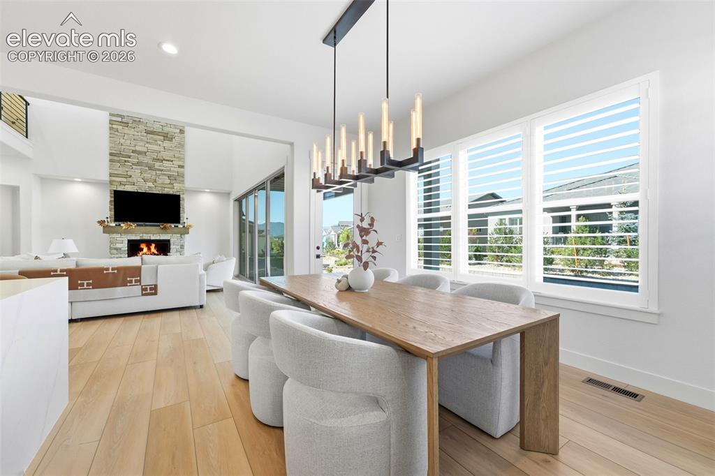 Image 11 of 50: Dining Area