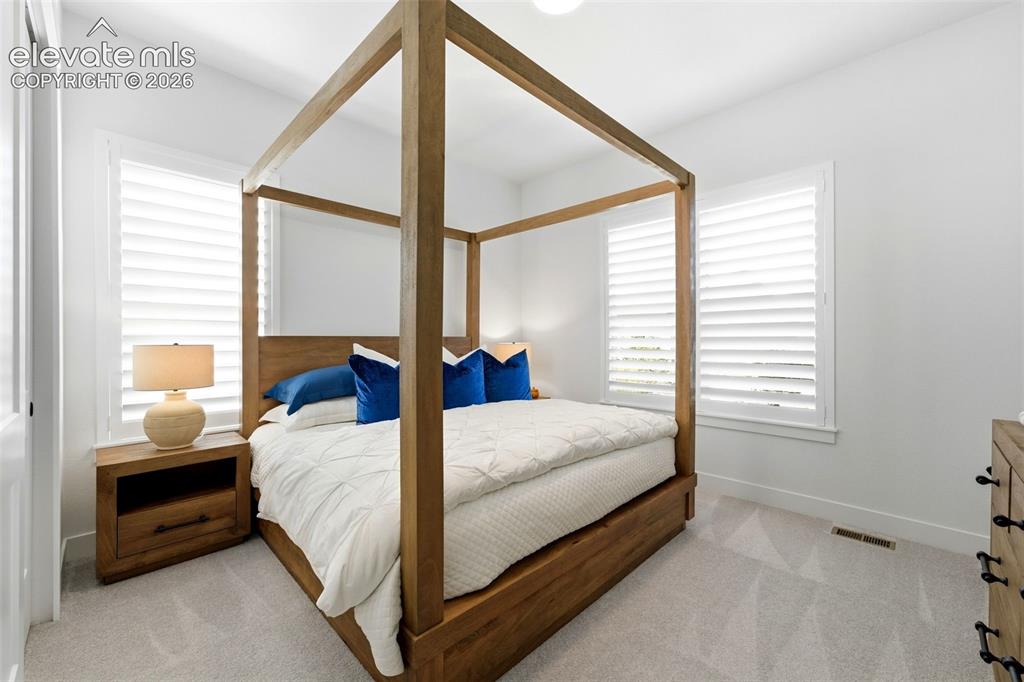 Image 16 of 50: Bedroom