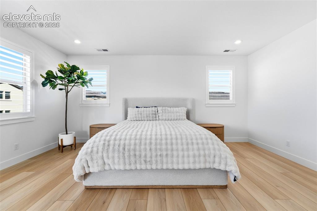 Image 18 of 50: Bedroom