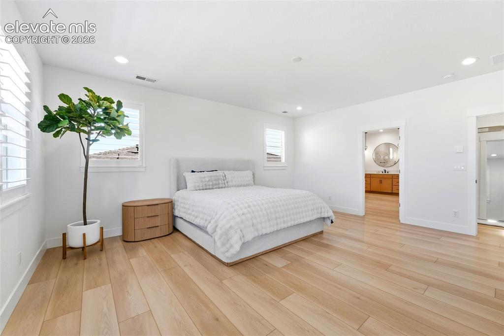 Image 19 of 50: Bedroom