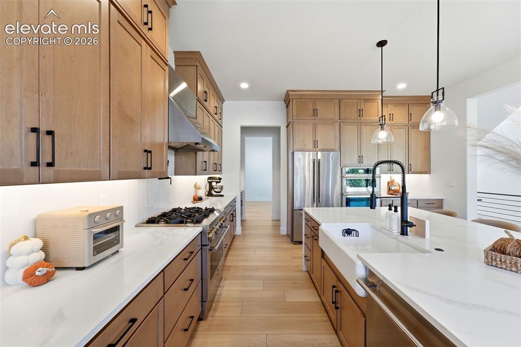 Image 9 of 50: Kitchen
