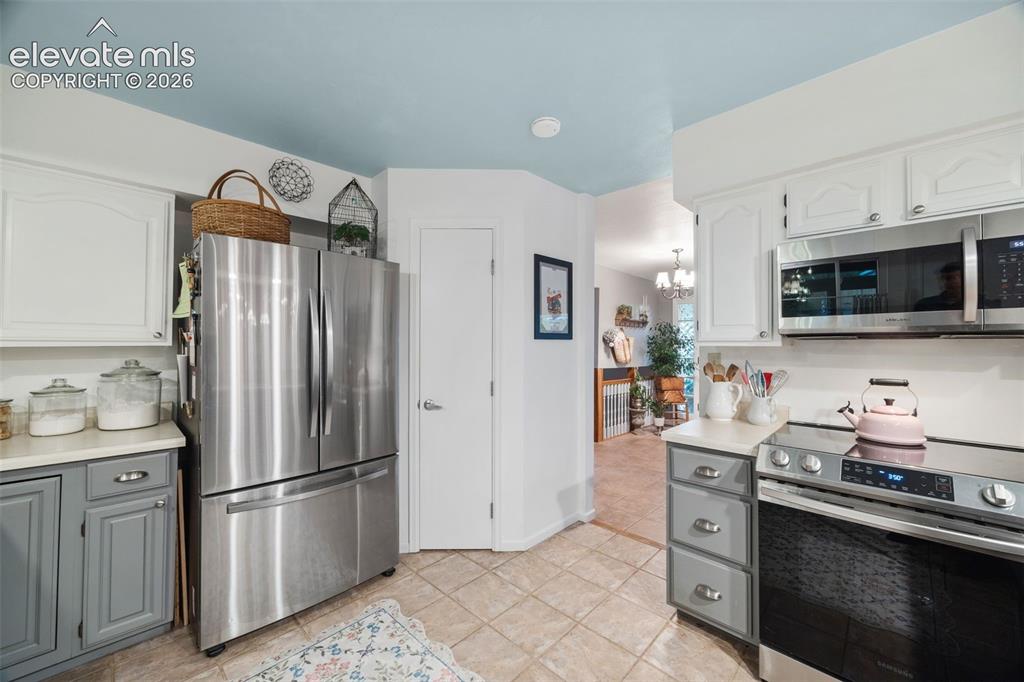 Image 19 of 46: Kitchen