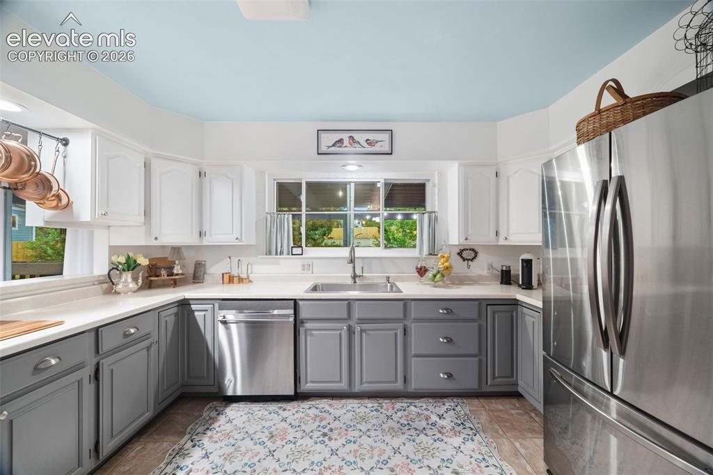 Image 21 of 46: Kitchen
