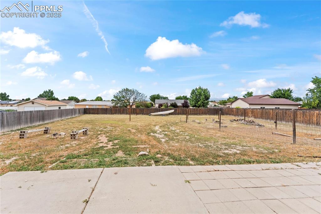 Image 27 of 29: Yard