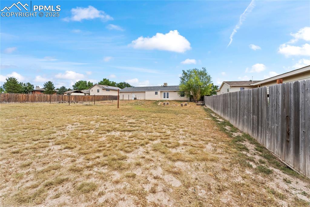 Image 28 of 29: Yard