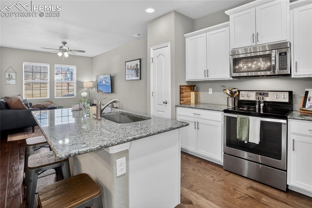 Image 13 of 25: Kitchen