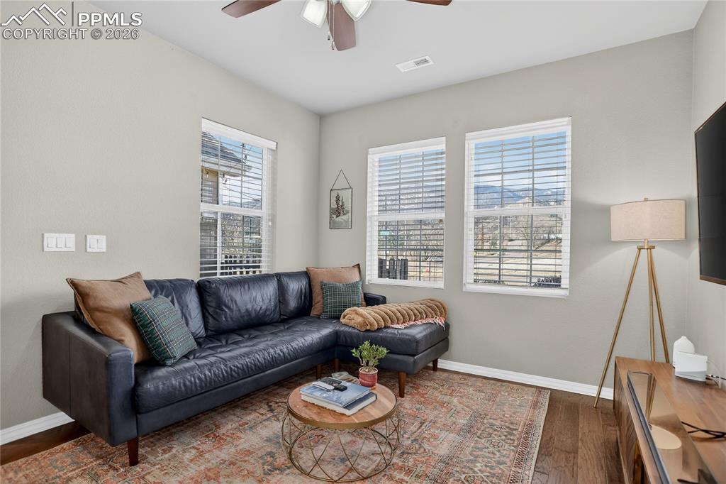 Image 14 of 25: Great Room