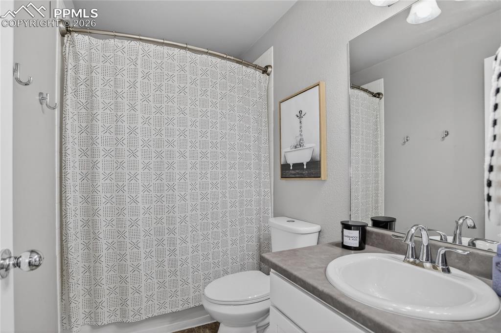 Image 23 of 25: Bathroom