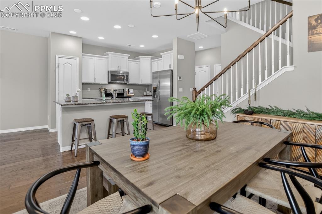 Image 7 of 25: Dining Area