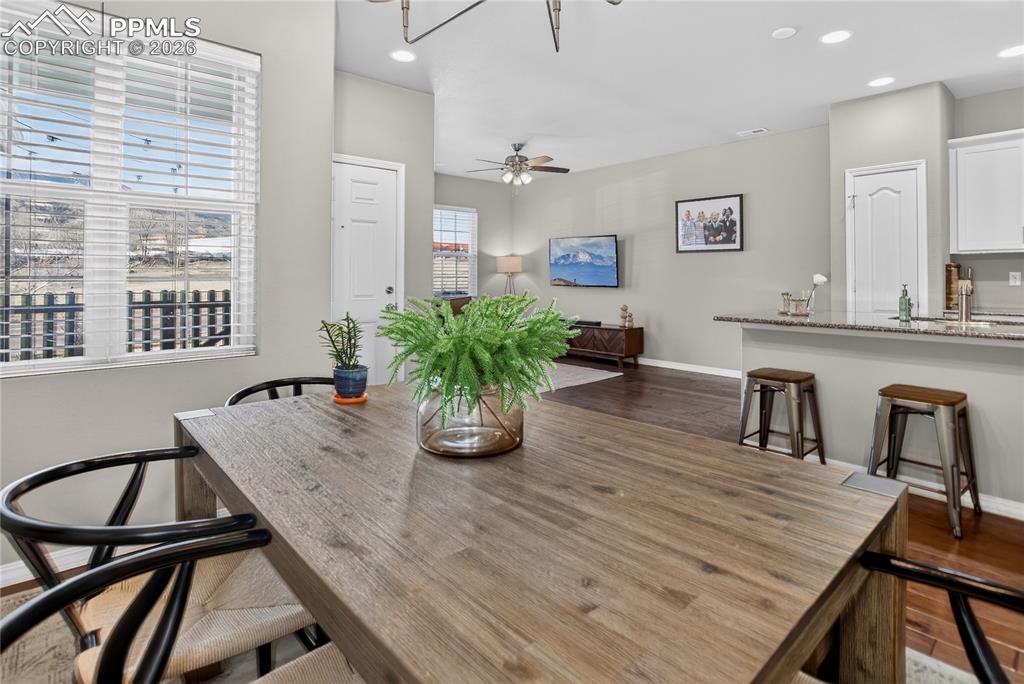 Image 8 of 25: Dining Area