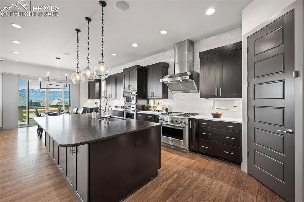 Image 16 of 50: Kitchen