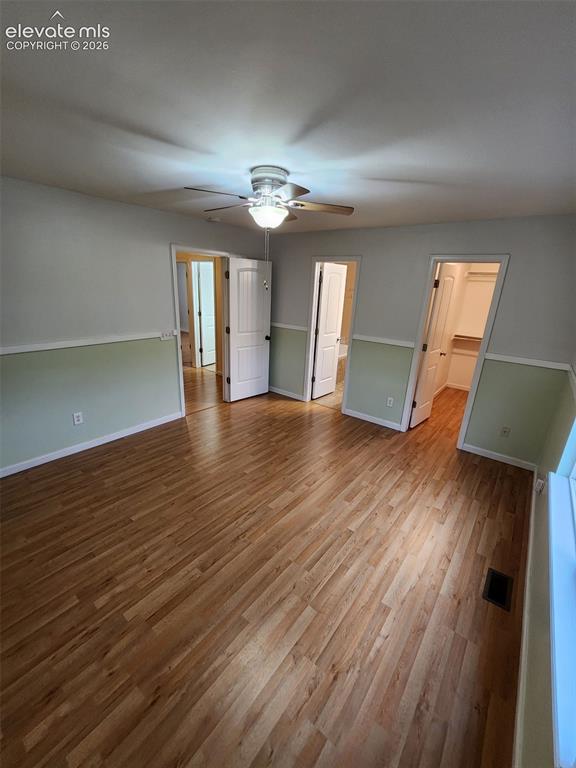 Image 16 of 26: Bedroom