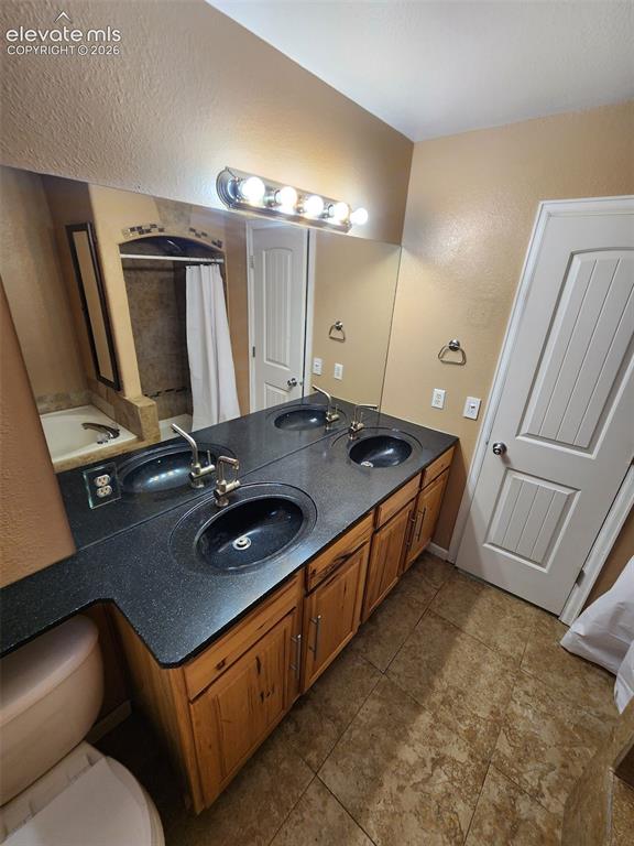 Image 19 of 26: Bathroom