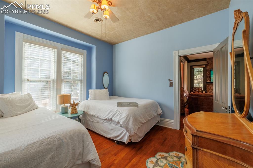 Image 10 of 31: Bedroom