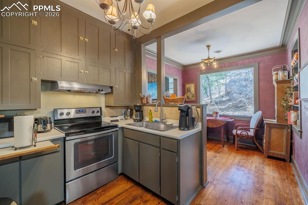 Image 20 of 31: Kitchen