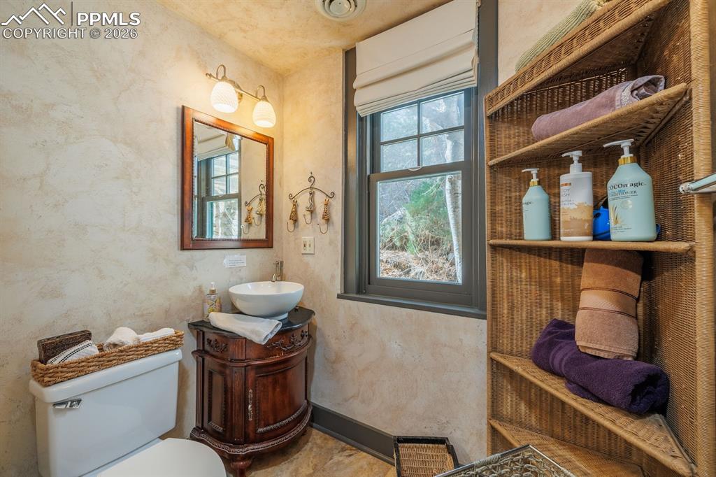 Image 23 of 31: Bathroom