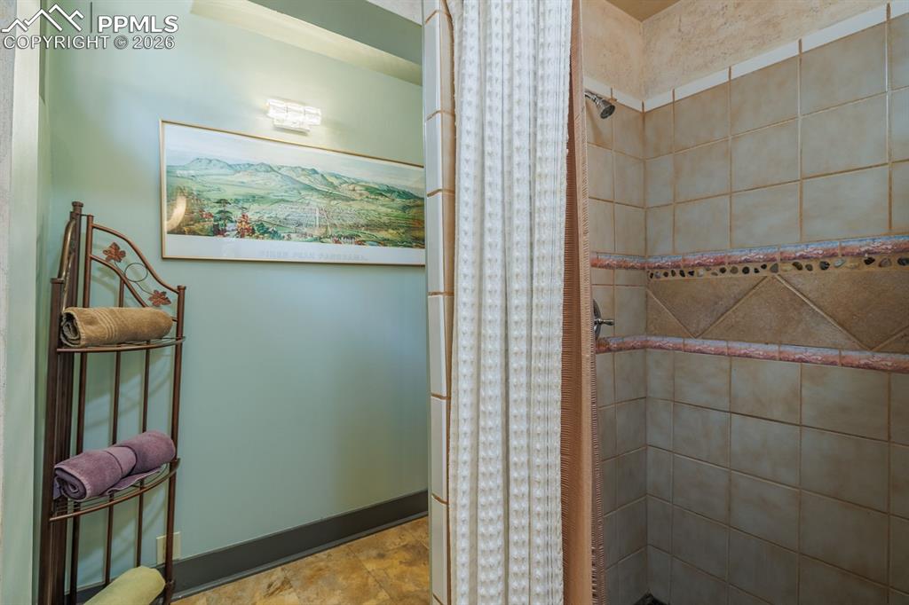 Image 24 of 31: Bathroom