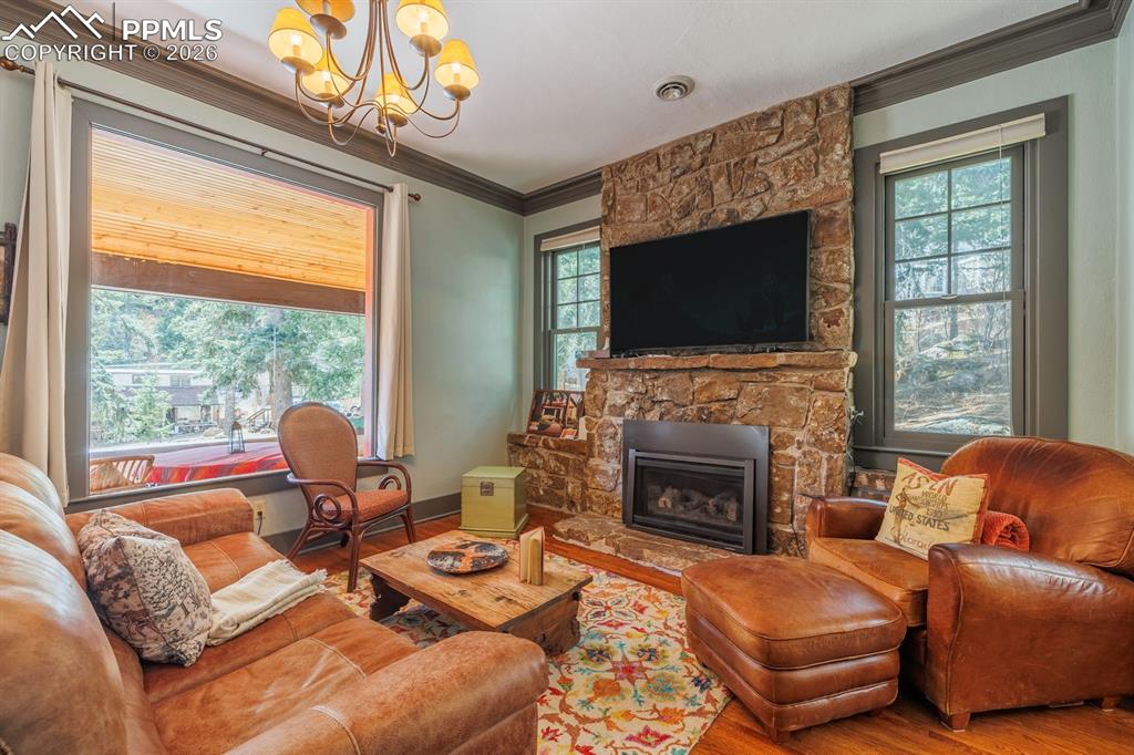 Image 7 of 31: Living Room