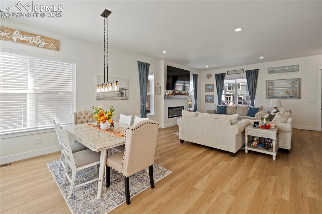 Image 10 of 50: Dining Area