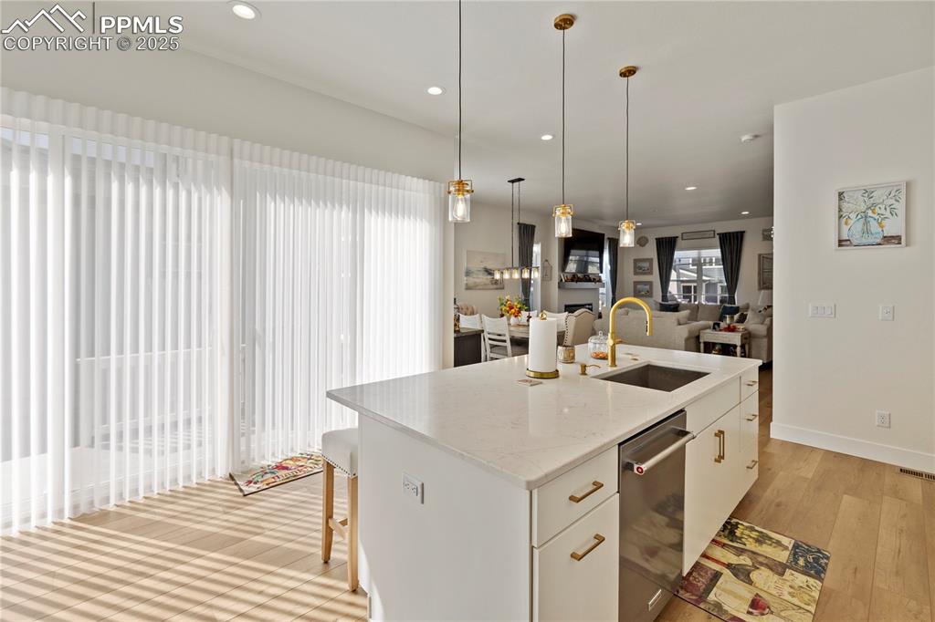 Image 15 of 50: Kitchen