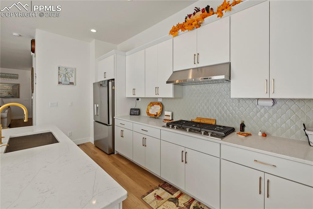 Image 16 of 50: Kitchen