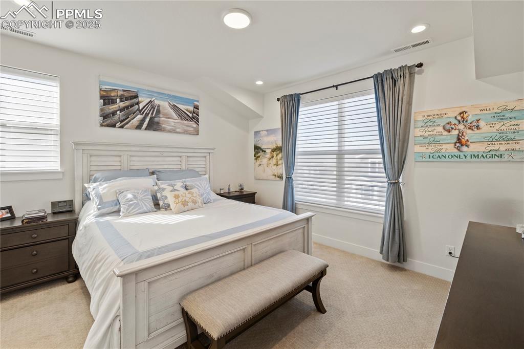 Image 18 of 50: Bedroom