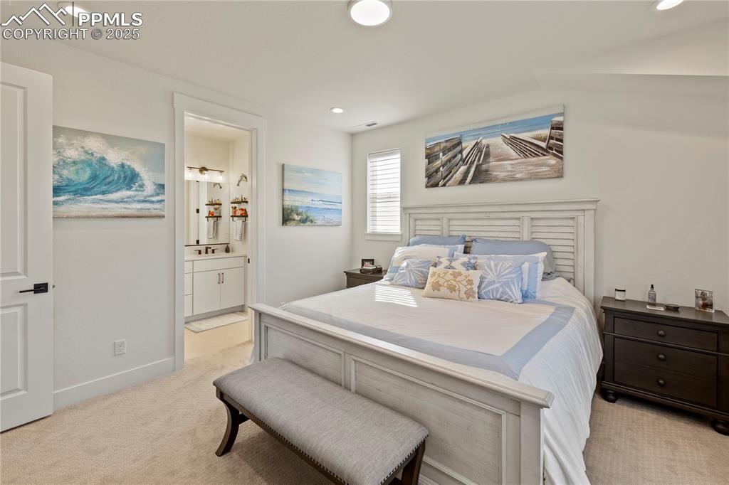 Image 19 of 50: Bedroom