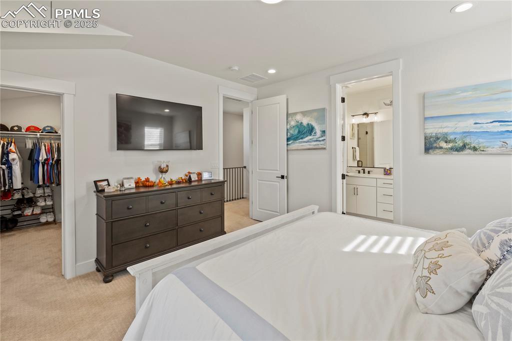 Image 20 of 50: Bedroom