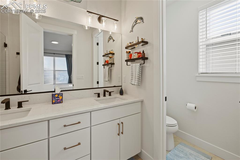 Image 22 of 50: Bathroom