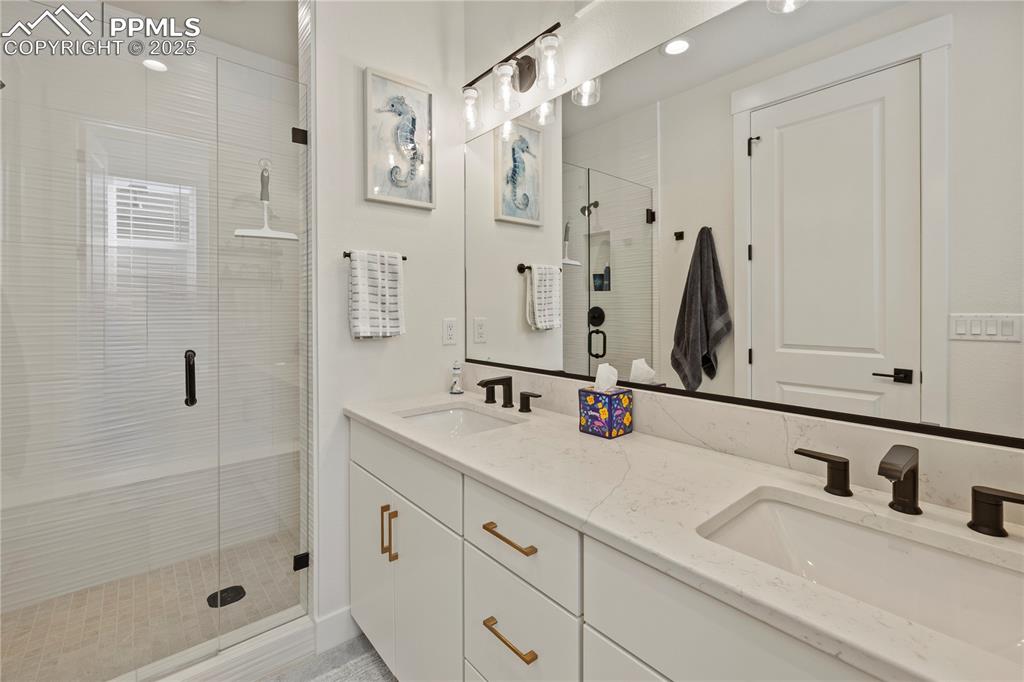 Image 23 of 50: Bathroom