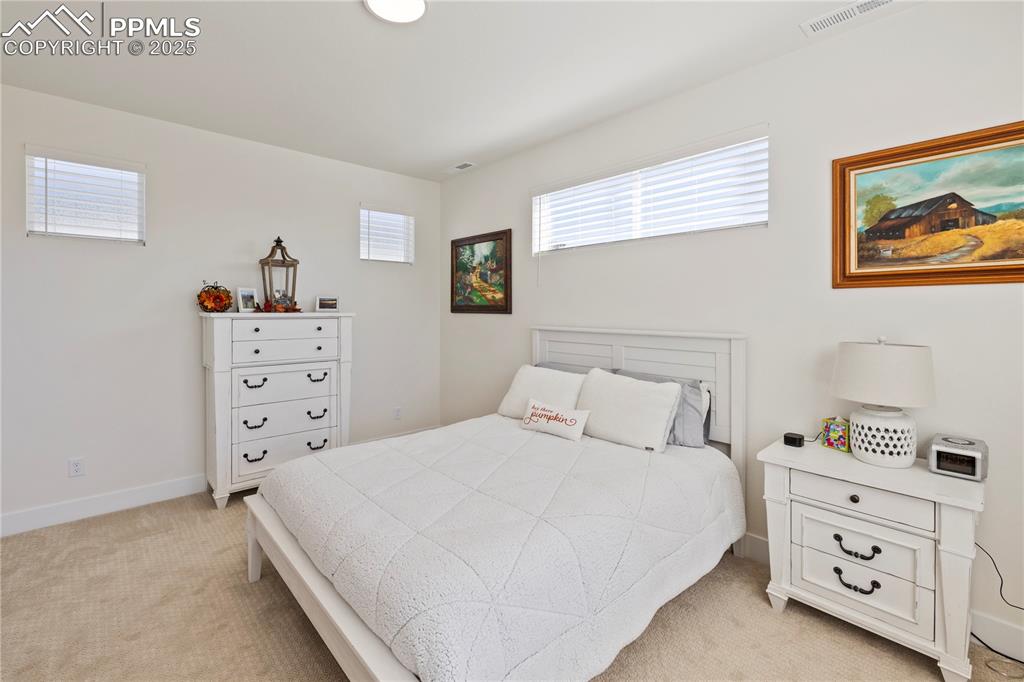 Image 24 of 50: Bedroom